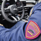 Ruba in un supermercato e minaccia i dipendenti con tronchese e bottiglia: fermato un 49enne a Novara