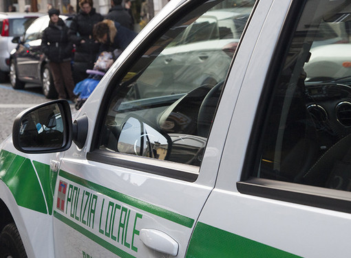 Urinava davanti ai passanti in centro, denunciato