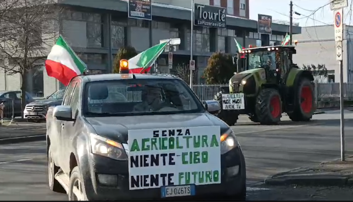 Protesta agricoltori a Novara: trattori e bandiere contro le politiche dell'unione europea  VIDEO