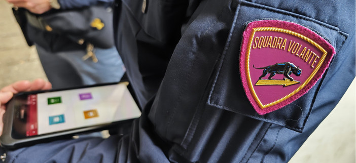 Aggredisce verbalmente gli agenti e viola le prescrizioni: arrestato dalla Polizia di Stato