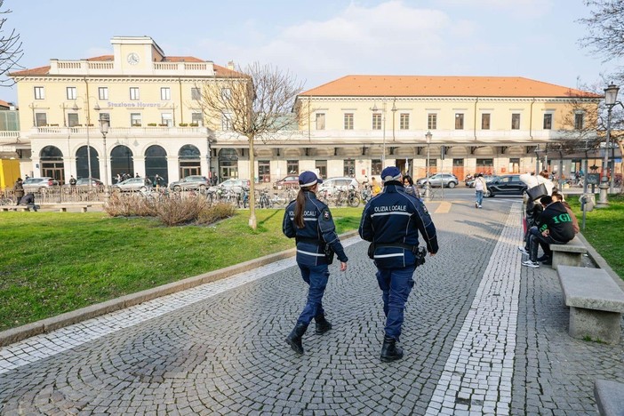 Colluttazione in corso Garibaldi: arrestato dalla Polizia Locale, aveva ovuli di droga nell’intestino