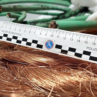 Tentano di rubare rame nel parcheggio sotterraneo: due arresti della Polizia di Stato