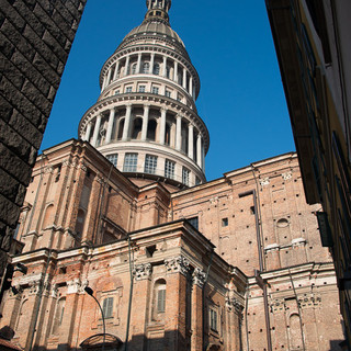 San Gaudenzio, il rito del fiore anima il cuore di Novara
