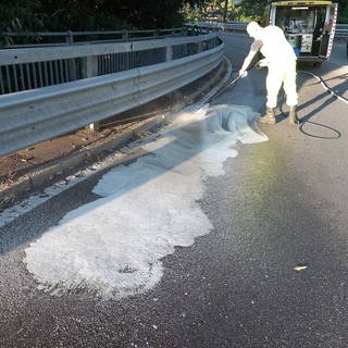 Traffico in tilt nel viadotto San Martino a Novara per una copiosa perdita di gasolio