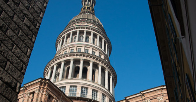 “CandleVibes sotto la Cupola”, musica e atmosfera a lume di candela a Novara