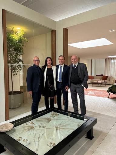 Da sinistra, Francesco Nova, Chiara Osnago Gadda, Massimo Senini e Mariano Giovanni Carozzi, davanti al tavolo/scultura realizzato dall’artista Didone, con il piano in materiale NOAI di Senini. Da sinistra, Francesco Nova, Chiara Osnago Gadda, Massimo Senini e Mariano Giovanni Carozzi, davanti al tavolo/scultura realizzato dall’artista Didone, con il piano in materiale NOAI di Senini.