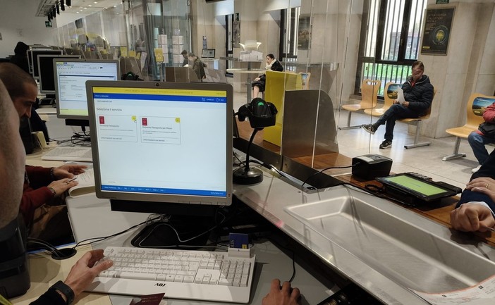 Poste Italiane assume in provincia di Novara: posizioni per operatori di sportello