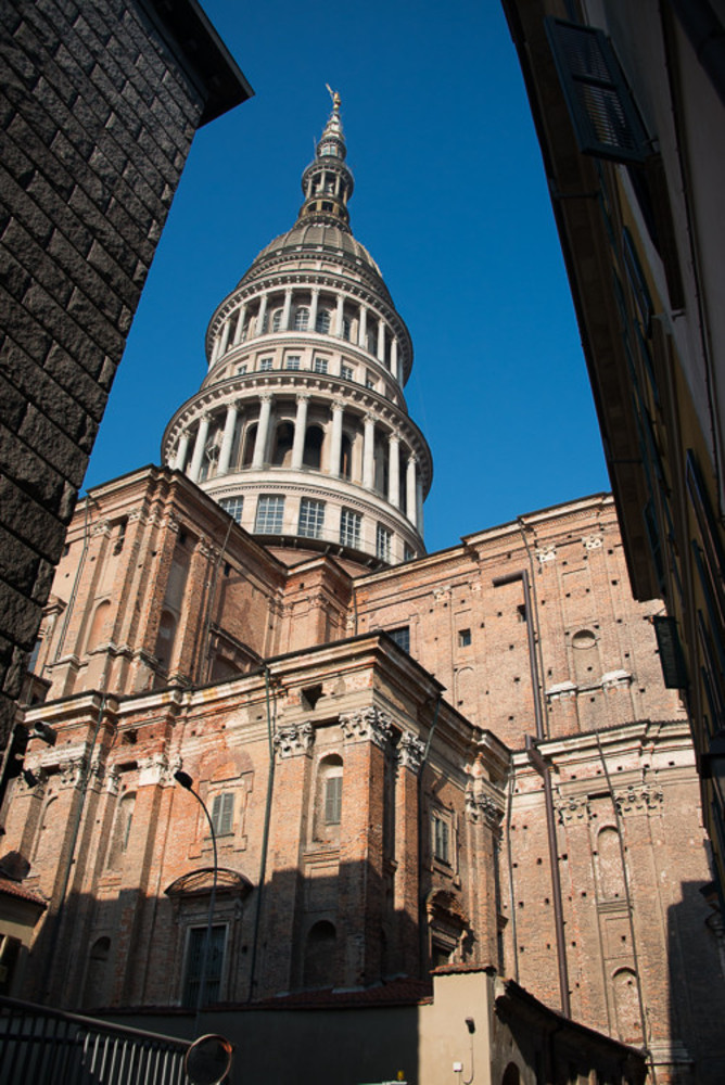 San Gaudenzio, il rito del fiore anima il cuore di Novara