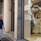 Saldi estivi, prevista una spesa di 201 euro a famiglia. I consigli di Confcommercio Saldi estivi, prevista una spesa di 201 euro a famiglia. I consigli di Confcommercio