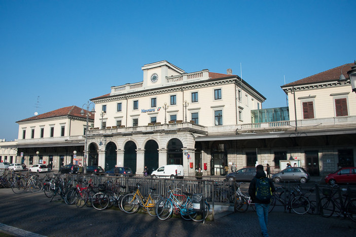 Guasto alla linea elettrica nella stazione di Novara: treni cancellati e ritardi sulla Milano-Torino