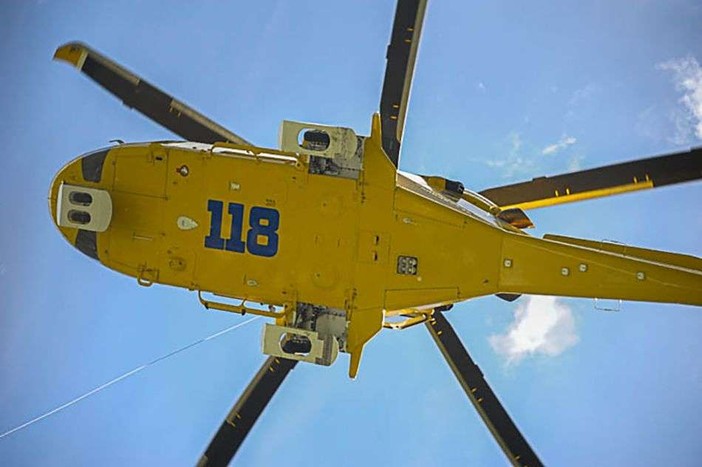 Elicottero precipitato a Lesa: un morto e tre feriti Elicottero precipitato a Lesa: un morto e tre feriti