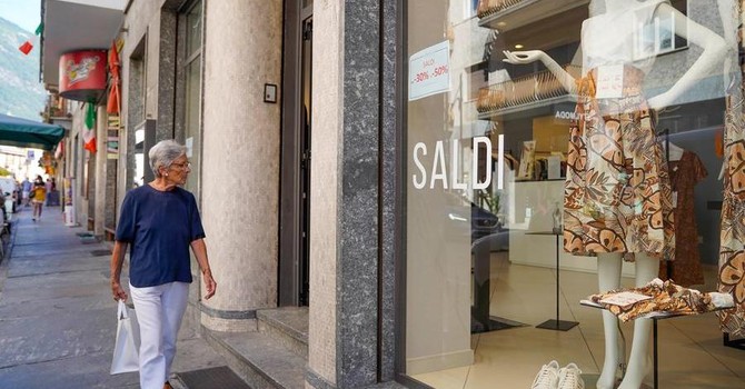 Saldi estivi, prevista una spesa di 201 euro a famiglia. I consigli di Confcommercio Saldi estivi, prevista una spesa di 201 euro a famiglia. I consigli di Confcommercio
