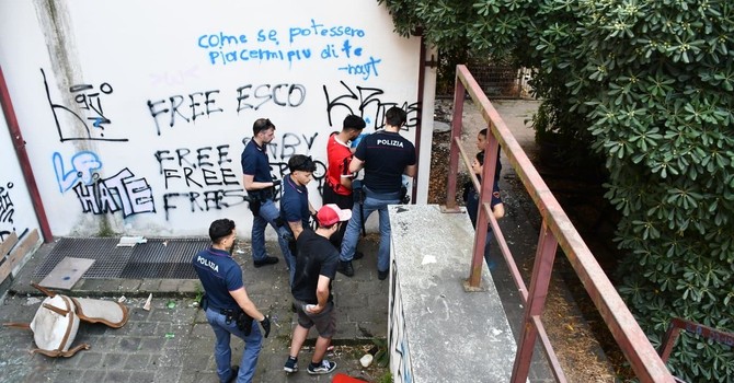 Sgombero all'Albergo Italia di Novara: identificate 14 persone, una espulsa Sgombero all'Albergo Italia di Novara: identificate 14 persone, una espulsa