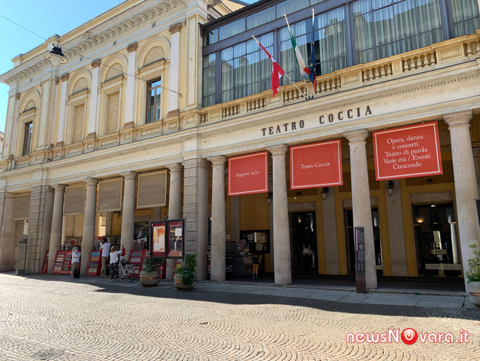 “I Viaggi di Gulliver” al Teatro Coccia: musica, ombre e fantasia per un viaggio tra ironia e poesia