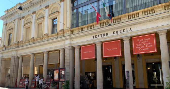 “I Viaggi di Gulliver” al Teatro Coccia: musica, ombre e fantasia per un viaggio tra ironia e poesia