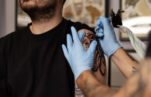 Tatuaggi e piercing, rivoluzione in Piemonte: nuove regole e contrasto agli abusivi. VIDEO