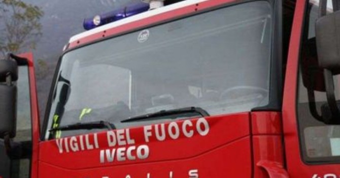 Camion prende fuoco sull'A4 vicino a Biandrate, code in direzione Torino