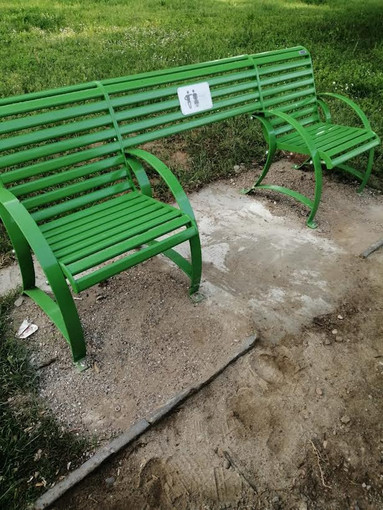 Riposizionata nel parco Cicogna la 'panchina inclusiva'