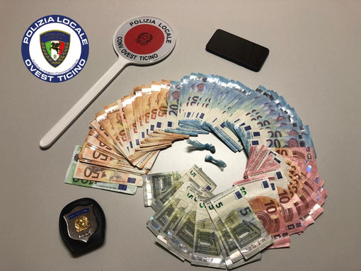 Trecate, il cane della Polizia Locale fiuta la droga nell'auto: 25enne marocchino denunciato