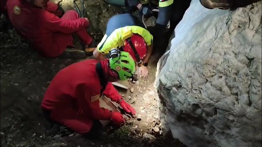 Nuoro, le operazioni dei vigili del fuoco per salvare lo speleologo bloccato in una grotta