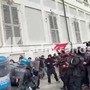 Cortei a Torino, manifestanti cercano di forzare il blocco: le cariche della polizia Cortei a Torino, manifestanti cercano di forzare il blocco: le cariche della polizia