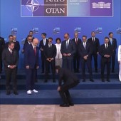 Trump 'boccia' le sneaker di Rama al vertice Nato Trump 'boccia' le sneaker di Rama al vertice Nato