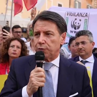 Conte in piazza: "Ddl caccia è contro la Costituzione, ci opporremo duramente"