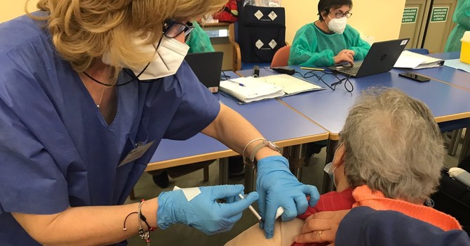 Vaccini, da domani al via nelle farmacie piemontesi l'antinfluenzale Vaccini, da domani al via nelle farmacie piemontesi l'antinfluenzale