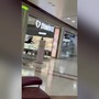 Rapina in gioielleria con armi a salve e fumogeni a Novate Milanese, i video girati nel centro commerciale Rapina in gioielleria con armi a salve e fumogeni a Novate Milanese, i video girati nel centro commerciale