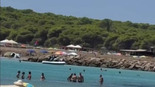 Sardegna, nuovo sbarco di migranti tra i bagnanti dopo l'incidente a Su Giudeu
