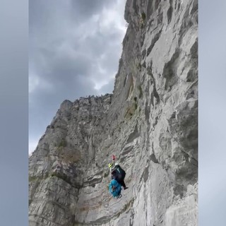 Francia, cade con il parapendio su una parete rocciosa: il soccorso incredibile in elicottero