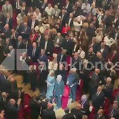 Mattarella alla Scala per i 120 anni della Cgil, il lungo applauso al suo ingresso