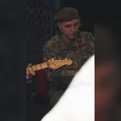 Il premier britannico Burnham suona gli Smiths durante la visita in Ucraina