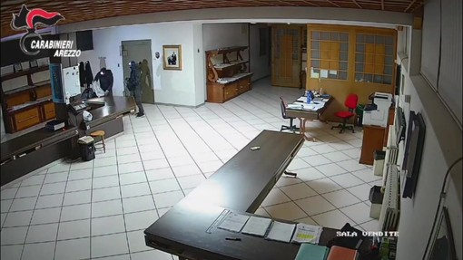 Otto banditi assaltano il caveau di un'azienda orafa, il video del tentato colpo ad Arezzo