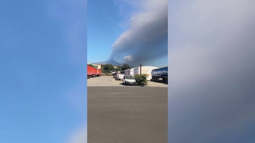 Eruzione Etna, nuova bocca nella Valle del Bove: il video della nuvola di cenere vulcanica Eruzione Etna, nuova bocca nella Valle del Bove: il video della nuvola di cenere vulcanica