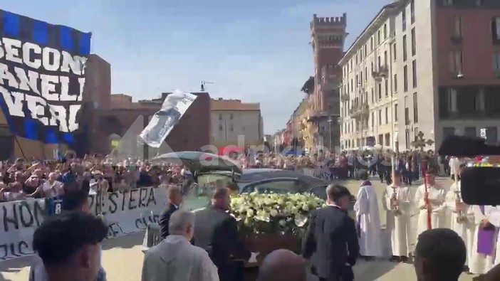 "Ciao Sandro", a Milano l'ultimo saluto a Mazzola: l'arrivo del feretro alla basilica di Sant'Ambrogio