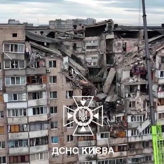 Morti e feriti a Kiev per nuovo attacco russo, le immagini di un edificio residenziale colpito Morti e feriti a Kiev per nuovo attacco russo, le immagini di un edificio residenziale colpito