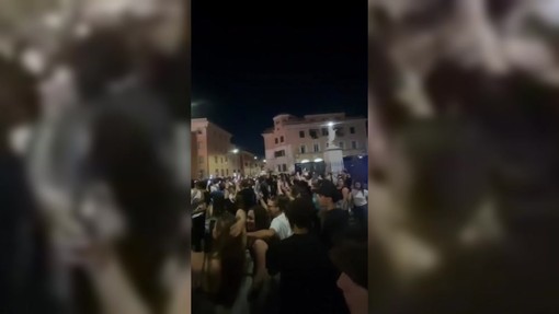 I maturandi cantano 'Notte prima degli esami', a Roma il rito si ripete