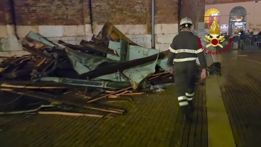 Tetti distrutti e danni alla torre simbolo della città, Cremona devastata dal maltempo