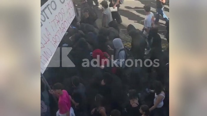Proteste studenti a Roma, incappucciati infiltrati nel corteo Proteste studenti a Roma, incappucciati infiltrati nel corteo