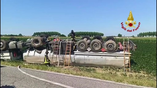 Udine, autocisterna piena di benzina si ribalta: l'operazione di travaso dei Vigili del Fuoco Udine, autocisterna piena di benzina si ribalta: l'operazione di travaso dei Vigili del Fuoco