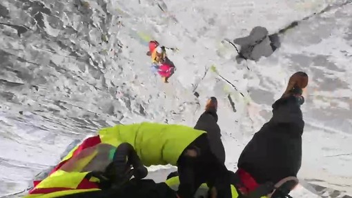 Alpinisti travolti dai sassi, il soccorso in elicottero a Courmayeur