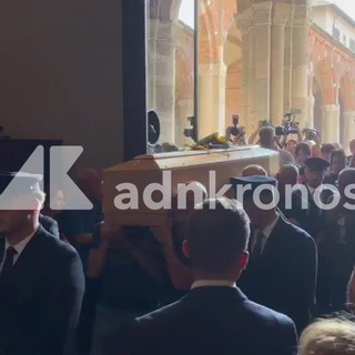 Don Mazzi, a Milano l'arrivo del feretro fra gli applausi commossi