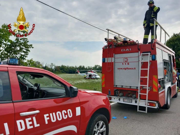 Auto ribaltata sulla provinciale tra Oleggio e Marano Ticino: il conducente elitrasportato in ospedale