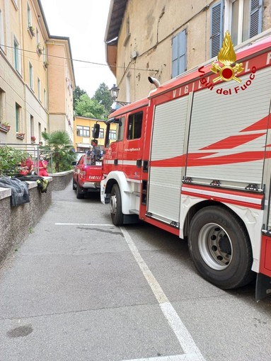 Brucia il vano di un ascensore a Gozzano, intervengono i Vigili del Fuoco