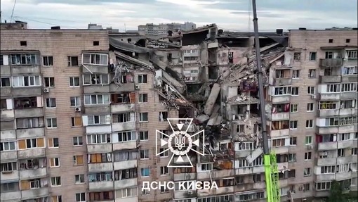 Morti e feriti a Kiev per nuovo attacco russo, le immagini di un edificio residenziale colpito Morti e feriti a Kiev per nuovo attacco russo, le immagini di un edificio residenziale colpito