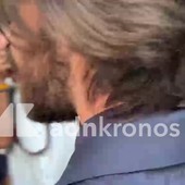Il bacio tra Leonardo Maria Del Vecchio e Sara Soldati, finisce la contesa sulla figlia Il bacio tra Leonardo Maria Del Vecchio e Sara Soldati, finisce la contesa sulla figlia