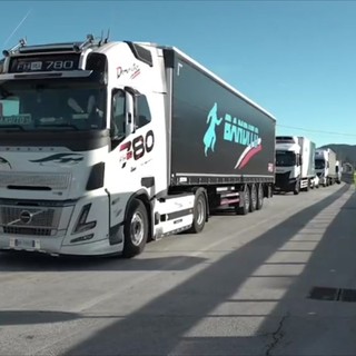 Presidio autotrasportatori al confine fra Abruzzo e Molise: "Per ogni camion 8mila euro al mese di gasolio"