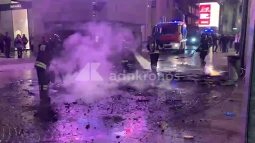 Scontri a Milano, assalti ai negozi e attacchi alla polizia: il caos in centro
