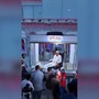 Il santone indiano si sposta fra i fedeli in una teca con l'aria condizionata, è polemica - video Il santone indiano si sposta fra i fedeli in una teca con l'aria condizionata, è polemica - video